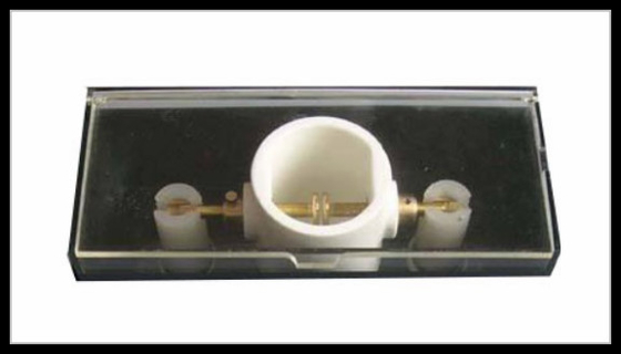 Máquina de ensaio da resistência dielétrica do óleo isolante utilizada para avaliar as propriedades elétricas dos materiais isolantes